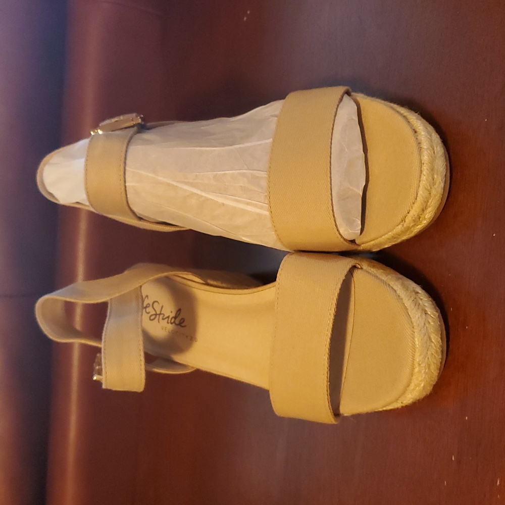 Life Stride Women's Beige Espadrilles Size 10.womans